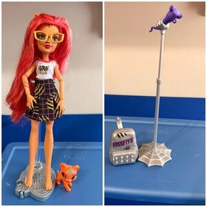 Monster High G3 Toralei Stripe fashion doll, microphone and backpack